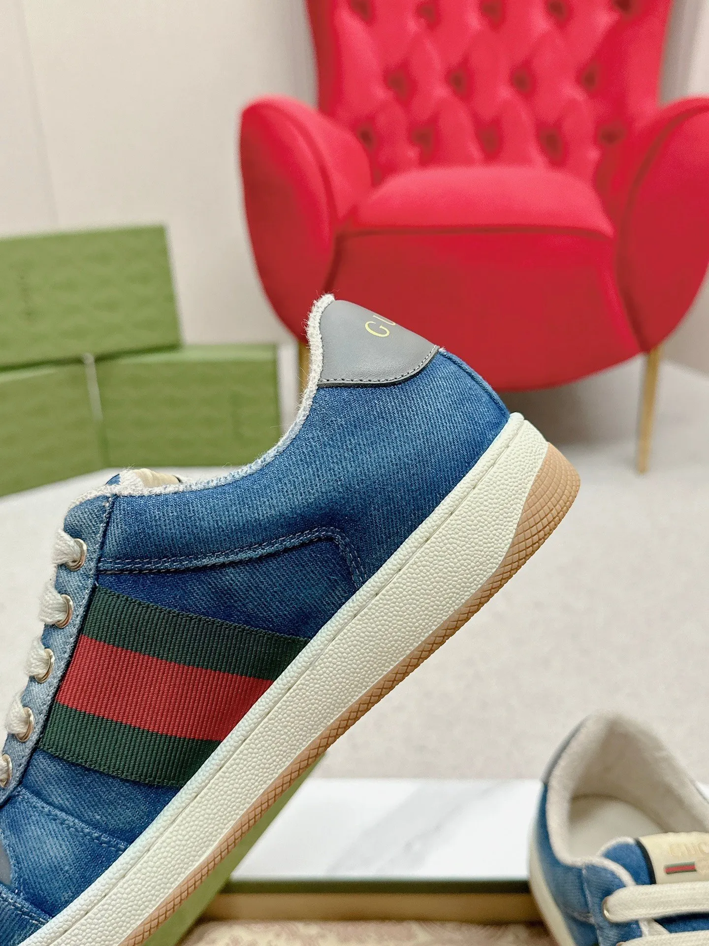 👟👟Ex-factory price 560👟👟 Men’s size +10 Gucci——purchased version GG series distressed dirty shoes-hot style is coming! 9 times out of 10 sales, you will definitely get the money. Ready stock! Spot goods! Spot goods! New colors added - the ultimate version on the market! Purchase the original version and develop it... fabric, material, outsole, and details can be compared at will! Open-mold Swarovski one-to-one replica rhinestone chain...Metal cherry pendant...Metal double G crystal cylindrical mark...Gucci original customized narrow webbing...Super flash series - flash diamond chain. The cherry decoration is detachable and can be changed into two to match with each other to show your personality. Exclusive color-brushed cowhide fabric. Hand-made distressed is very textured and has a sense of luxury! The details of the workmanship can be seen in the drawings, and no line is missed. The original terry cloth is delicate, soft and more comfortable and breathable. The privately stamped two-color original TPU outsole (lower layer is wider, upper layer is narrower). Matching packaging⭐️ Size: Female 35-40 Male 39-44 (Female 41 Male 45 customized)